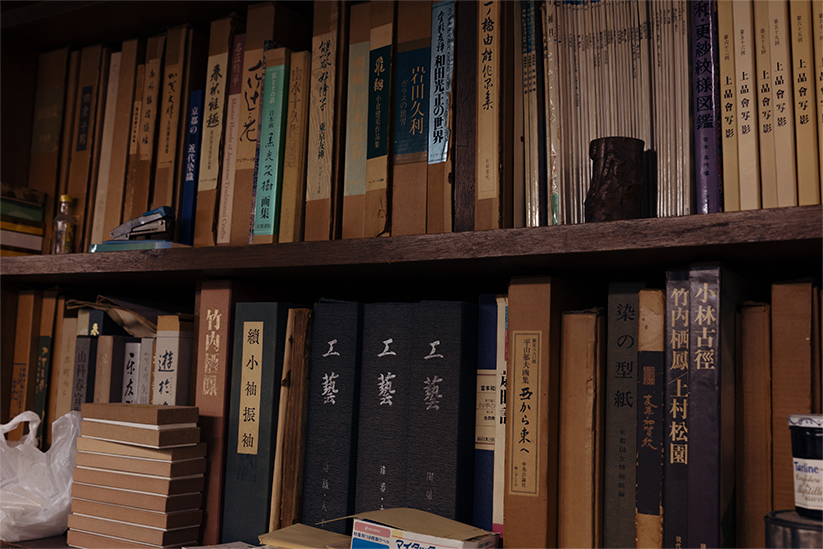 工房の風景。上野さんが集めた図録などの資料が本棚を埋めている