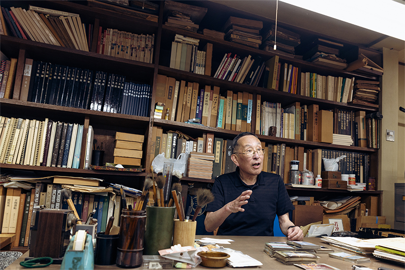 工房の歴史を語る上野さん