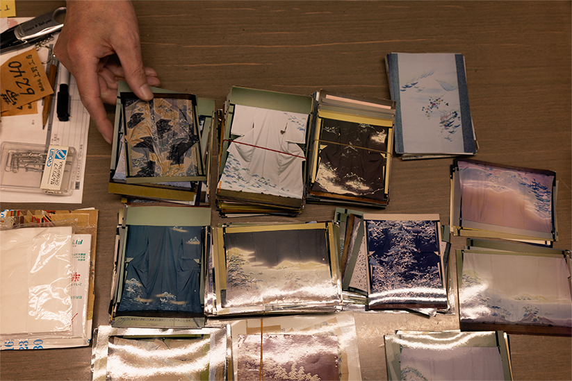 過去の作品を写した無数の写真。1点1点記録して残しているという