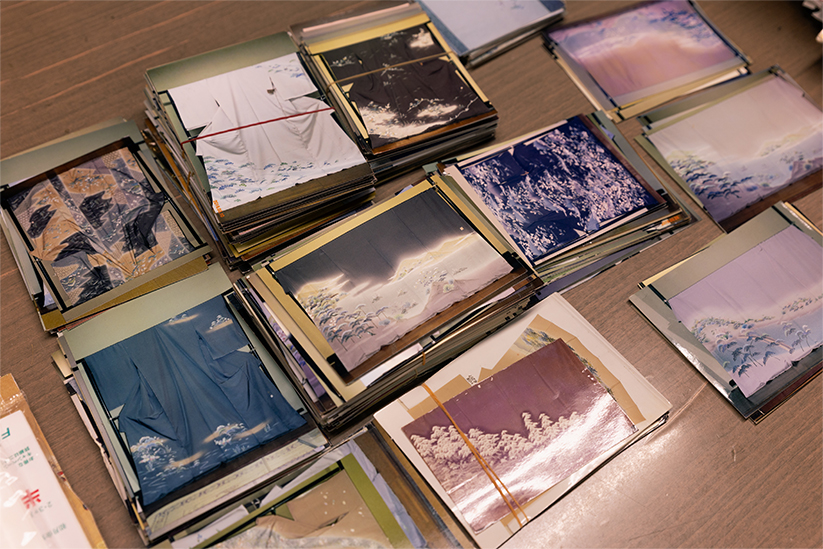 過去の作品を写した無数の写真。1点1点記録して残しているという